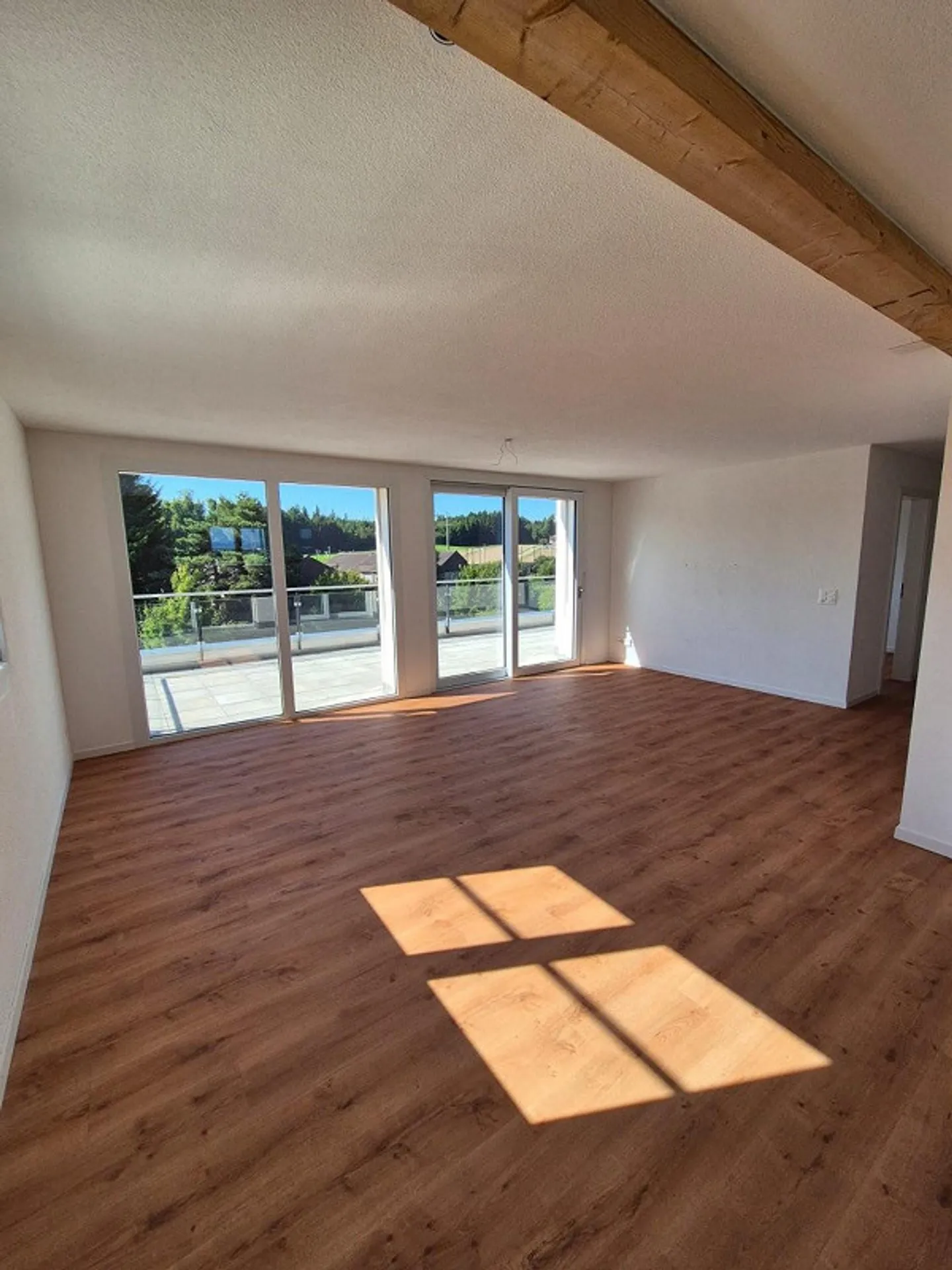 Appartement en attique ensoleillé avec vue 2.5 pièces à Moosseedorf - Photo 3 sur 13