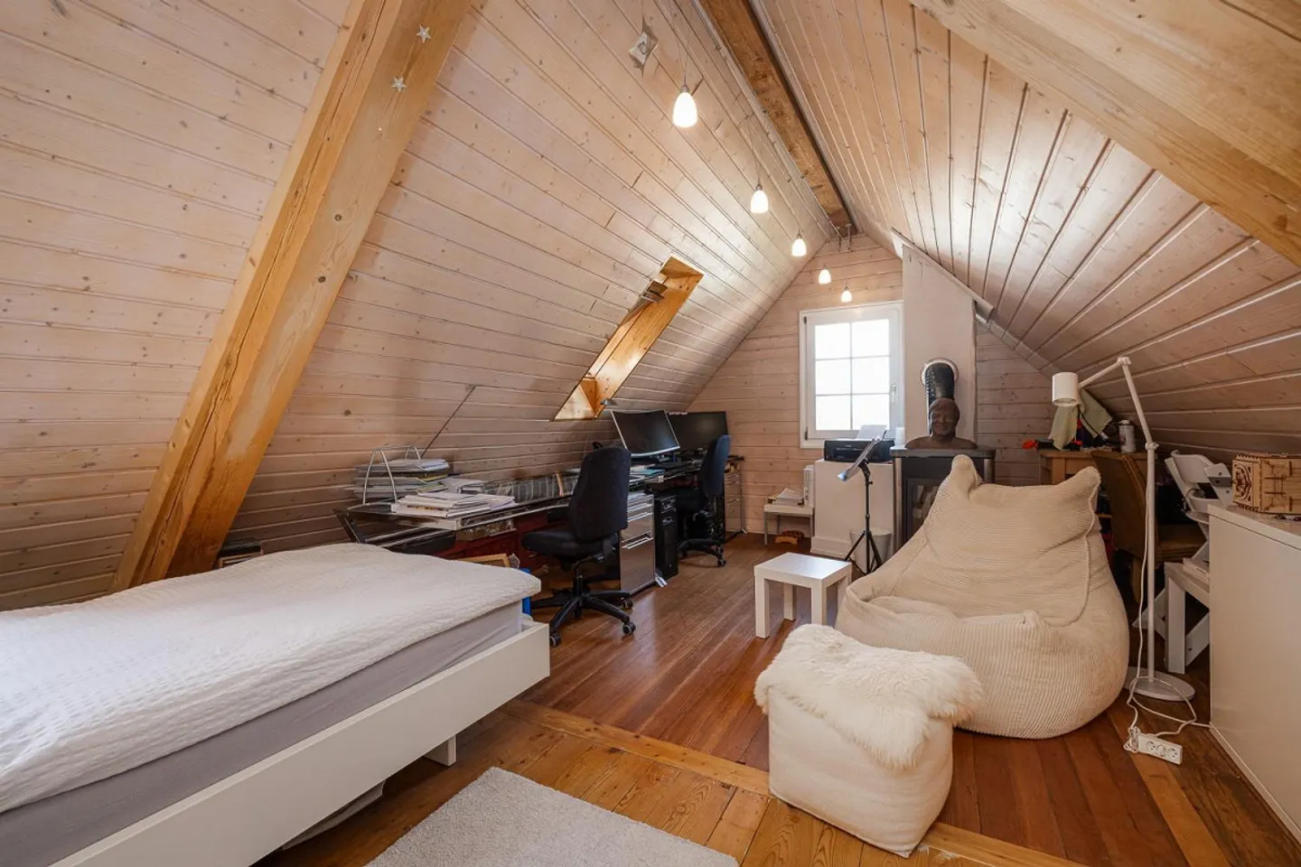 Characterful Residential House - Photo 7 of 13