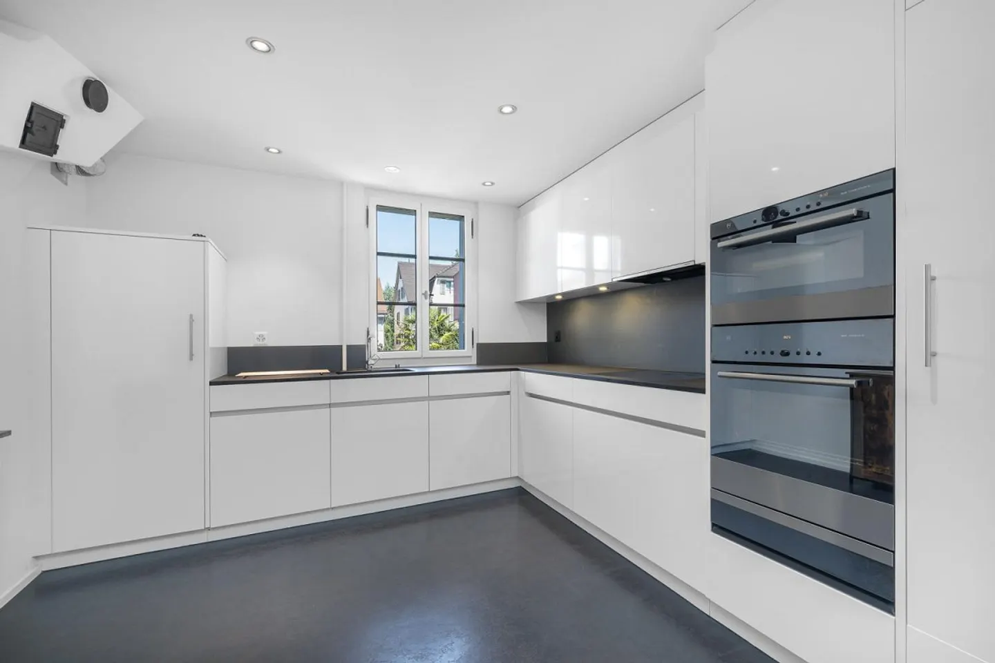 Characterful Residential House - Photo 10 of 13