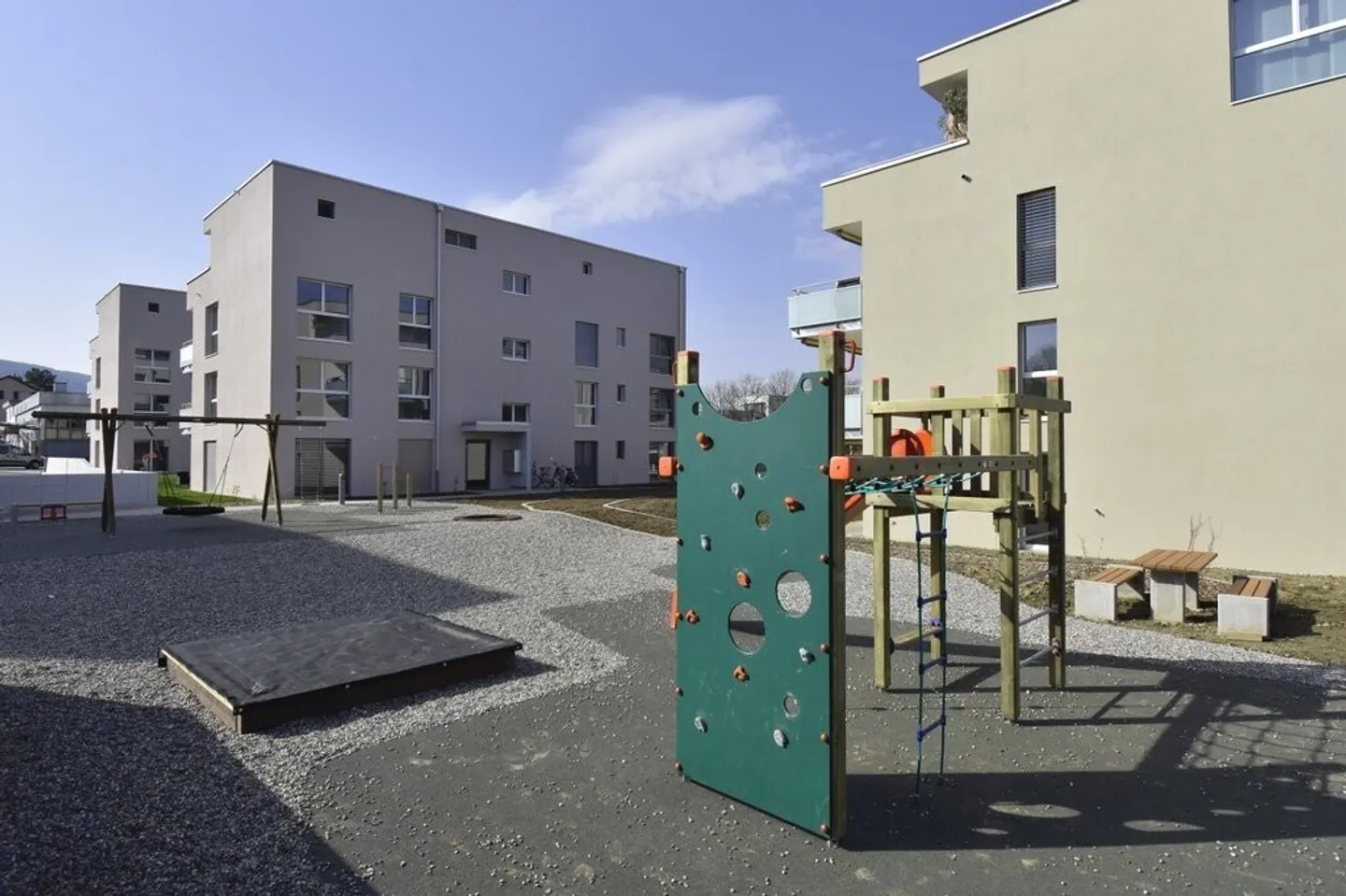 Vie moderne dans un quartier familial - Photo 1 sur 8
