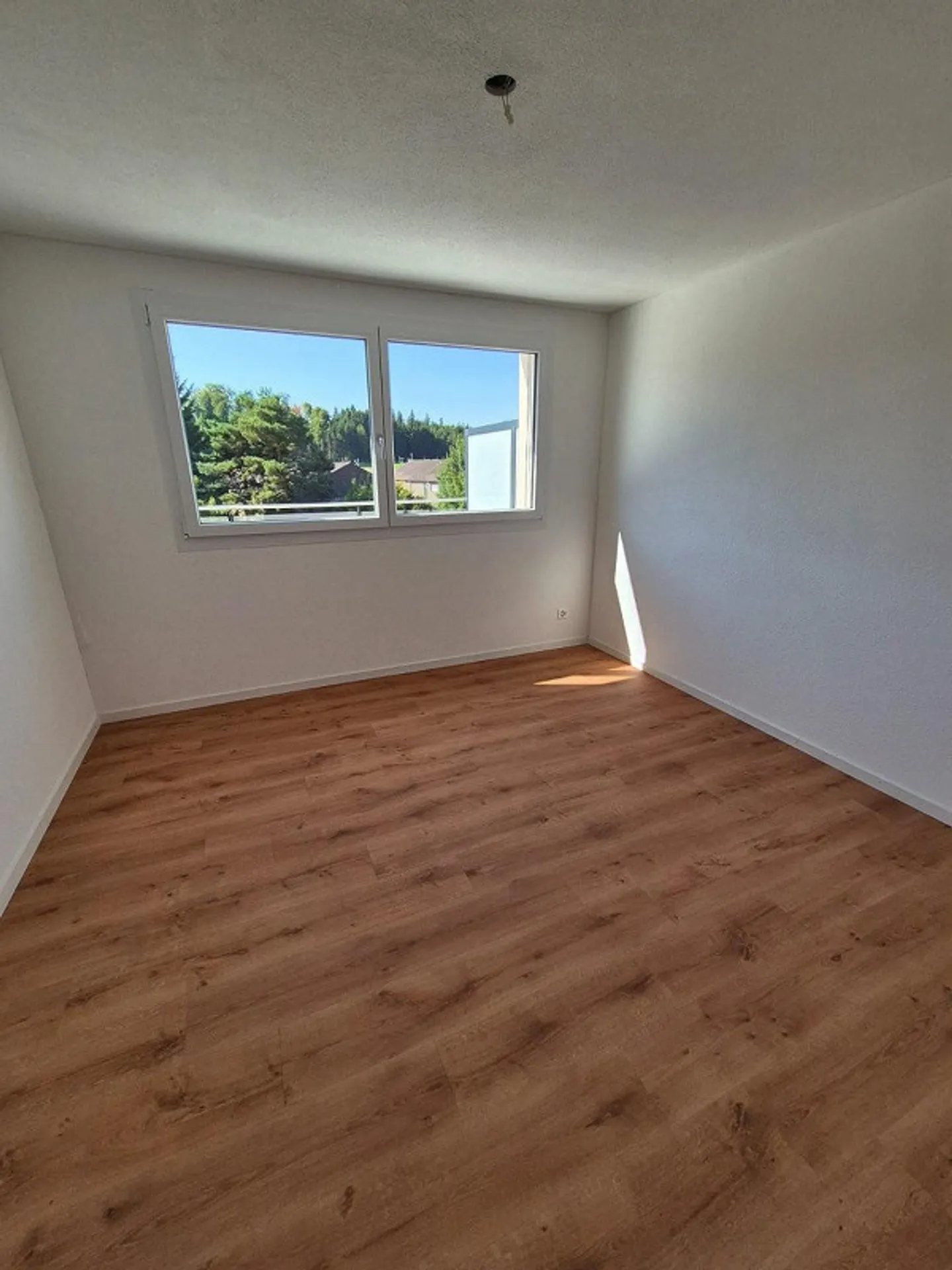 Appartement en attique ensoleillé avec vue 2.5 pièces à Moosseedorf - Photo 9 sur 13