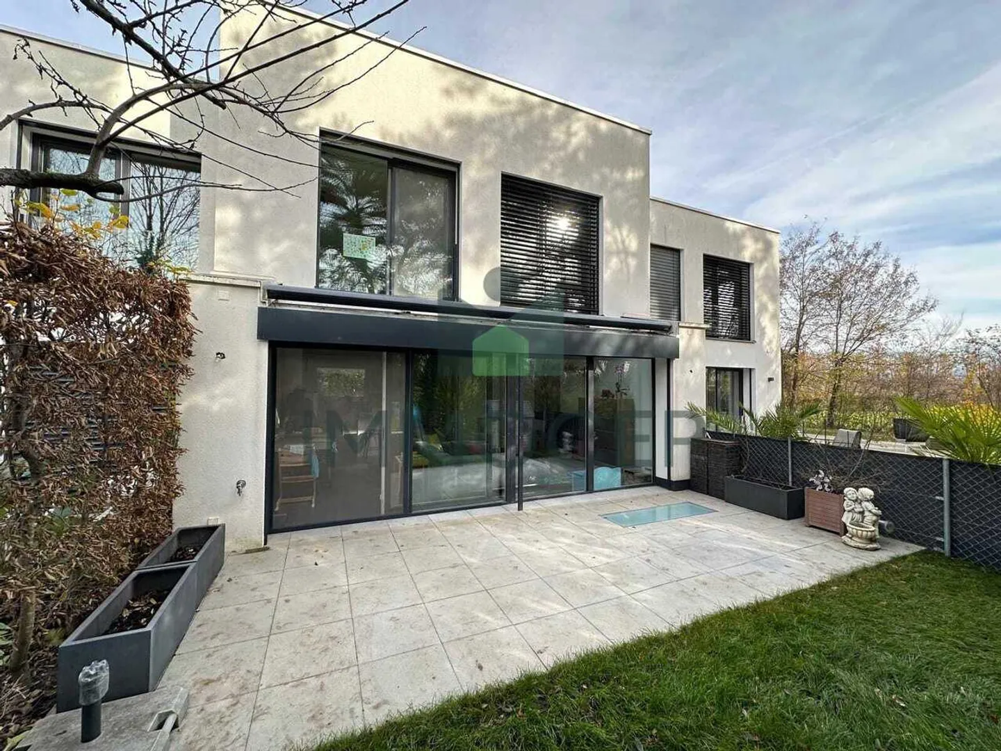 Exclusive: 6-room terraced house of 190m2 usable in Meyrin - Photo 1 of 13