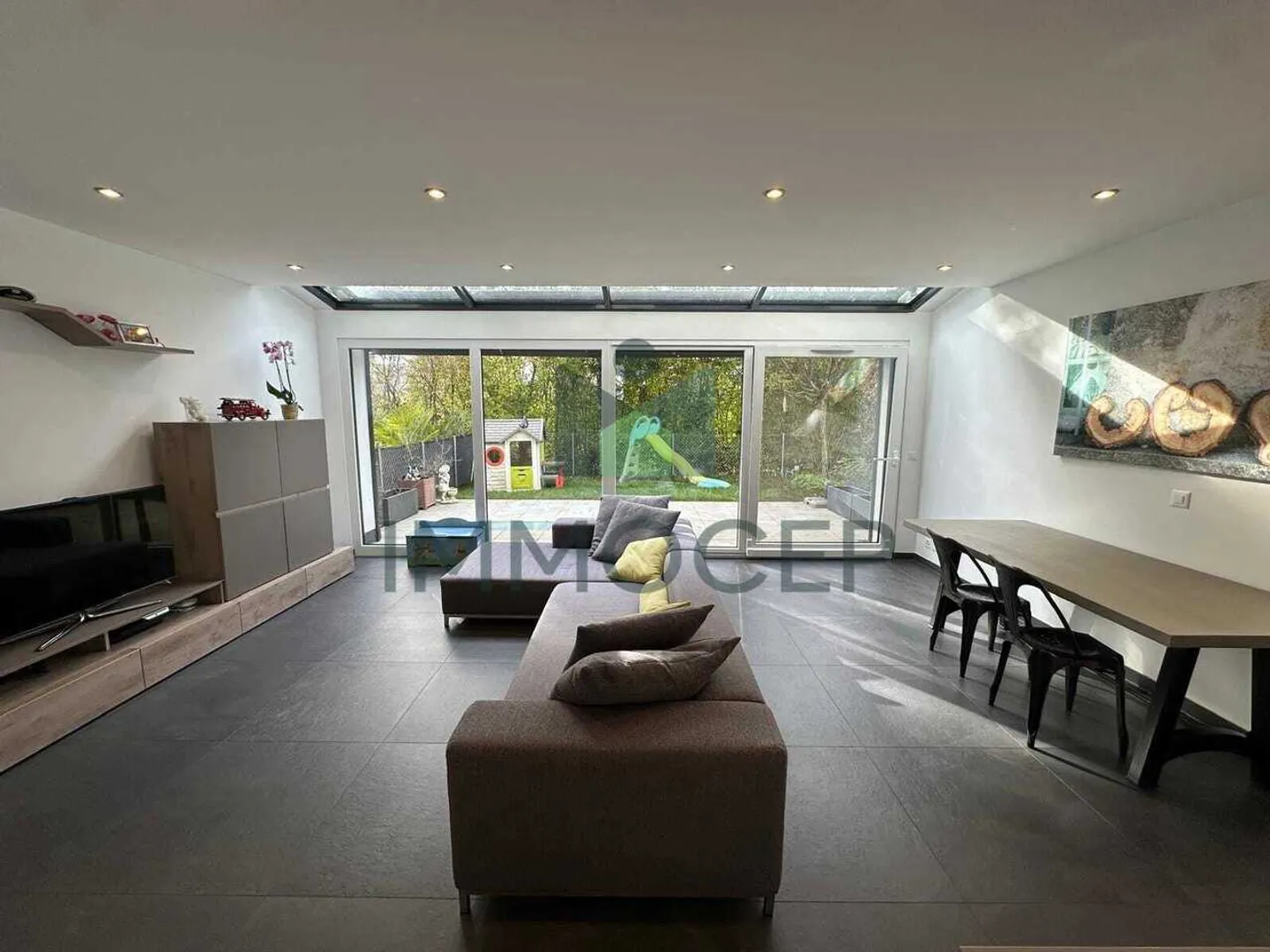 Exclusive: 6-room terraced house of 190m2 usable in Meyrin - Photo 2 of 13