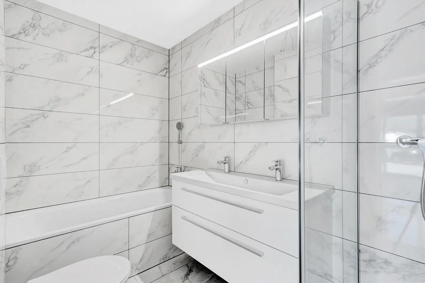 Modern and appealing new apartment in a quiet and idyllic location - Photo 6 of 11