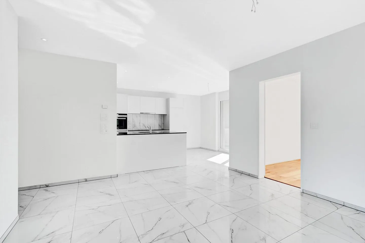 Modern and appealing new apartment in a quiet and idyllic location - Photo 8 of 11