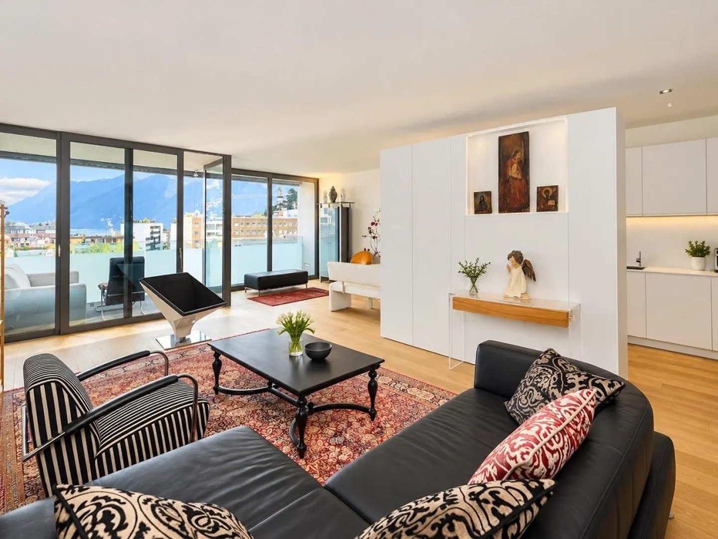 Luxury Apartment a Few Minutes from the Center and Lakefront - Photo 3 of 23