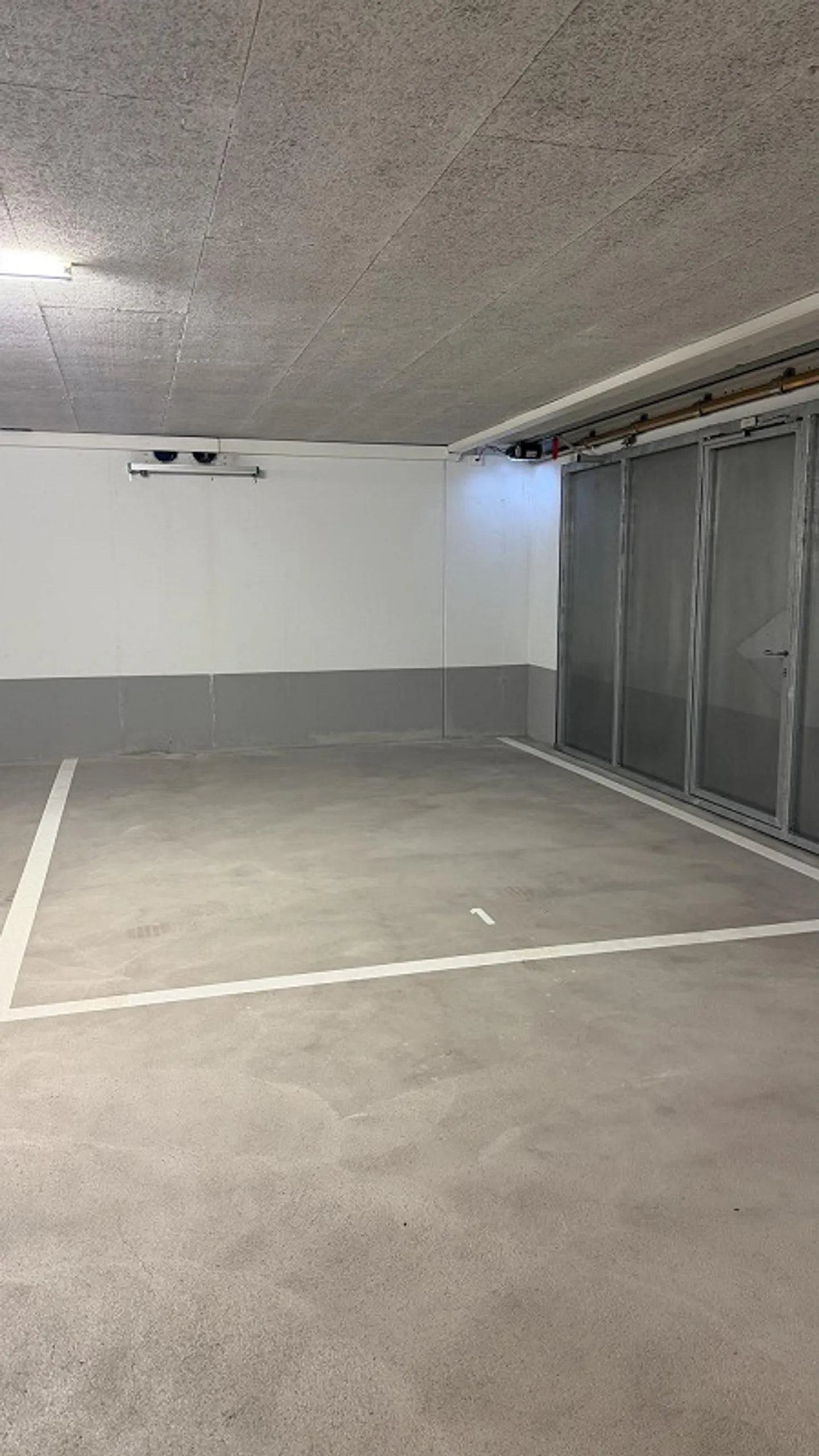 Espace de stationnement souterrain spacieux situé au centre de Siebnen SZ - Photo 1 sur 1