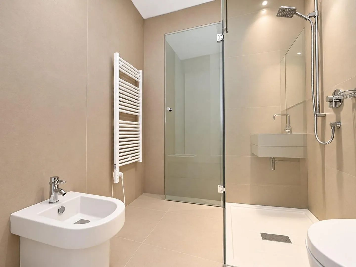 Luxury Apartment a Few Minutes from the Center and Lakefront - Photo 16 of 23