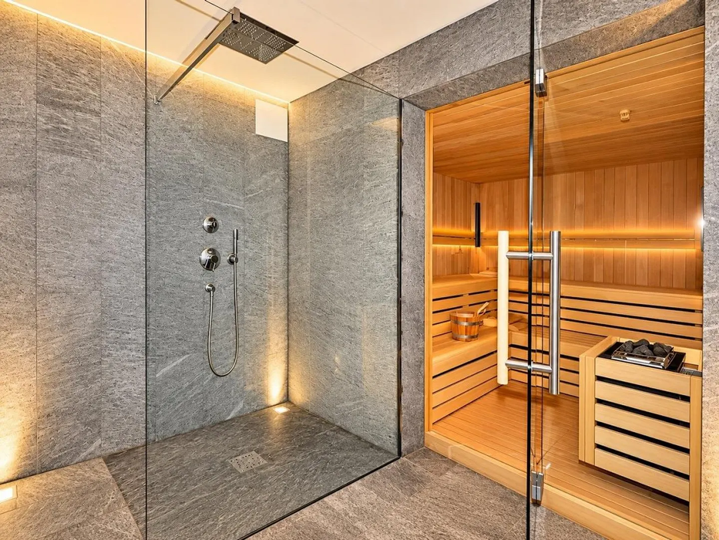 Luxury Apartment a Few Minutes from the Center and Lakefront - Photo 22 of 23