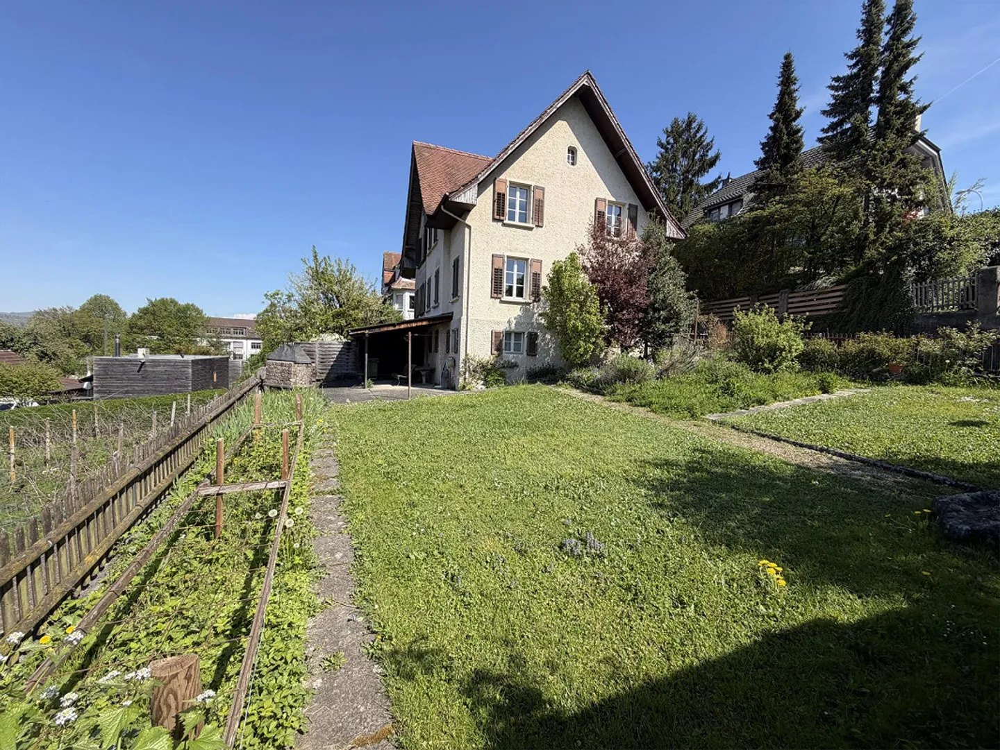 Casa bifamiliare con grande giardino in posizione privilegiata in vendita - Foto 1 di 13