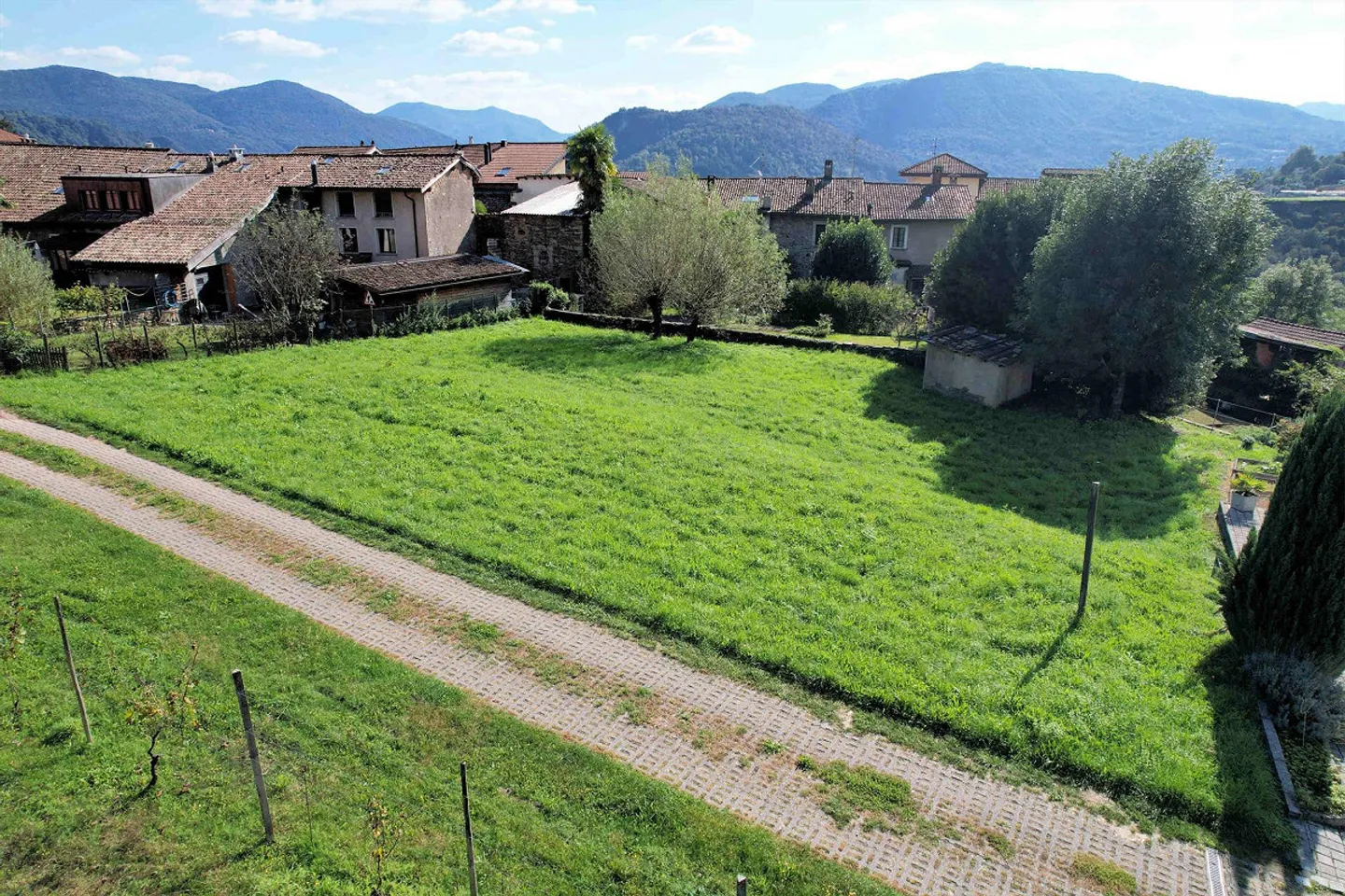 Terreno edificabile R3 in zona molto tranquilla a soli 9 km da Lugano - Foto 3 di 12