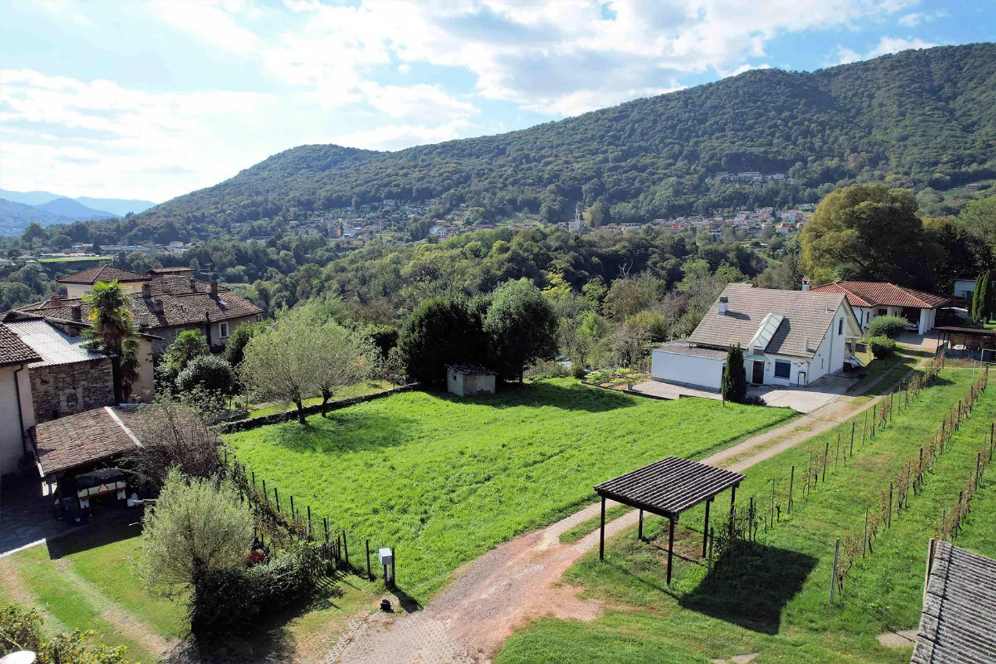Terreno edificabile R3 in zona molto tranquilla a soli 9 km da Lugano - Foto 4 di 12