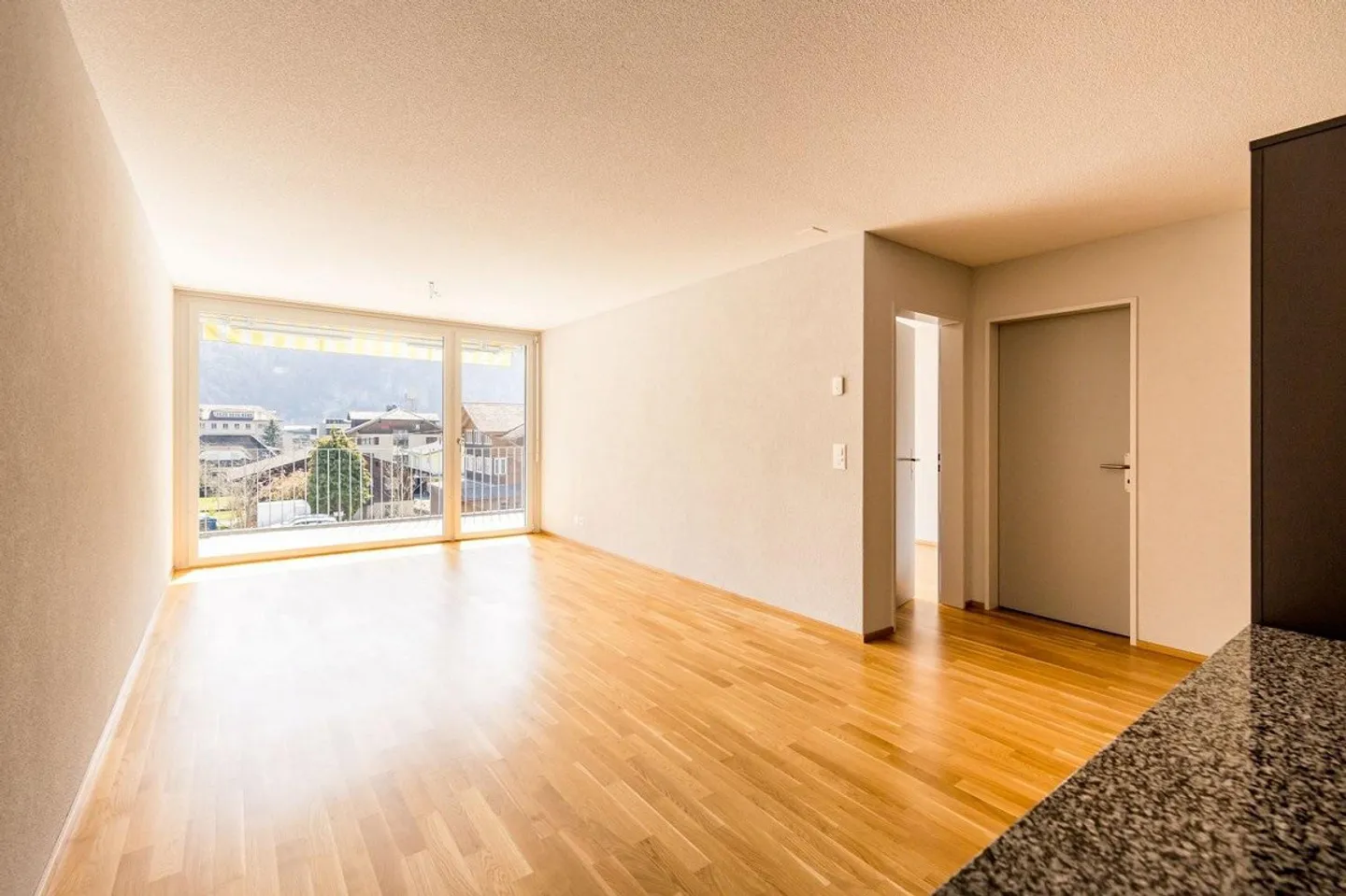 Attraktive 2.5-Zimmerwohnung in Unterseen - Photo 2 of 6