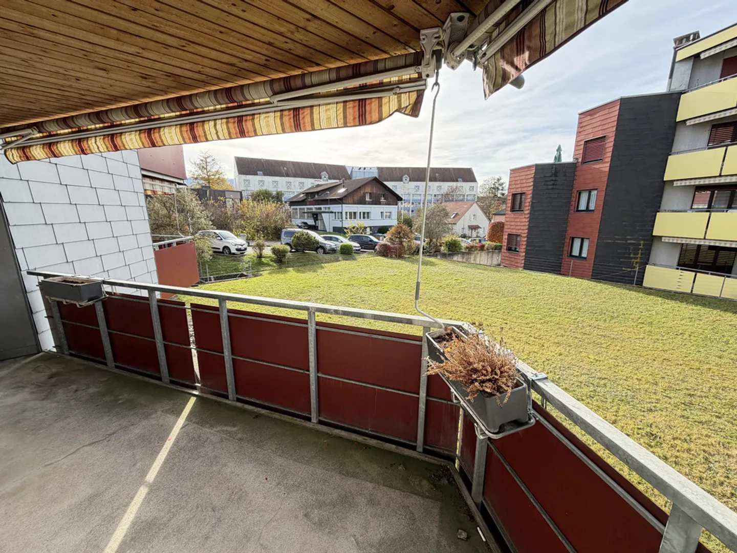 Ruhig nur wenige Schritte von Geschäften entfernt - Foto 1 von 8