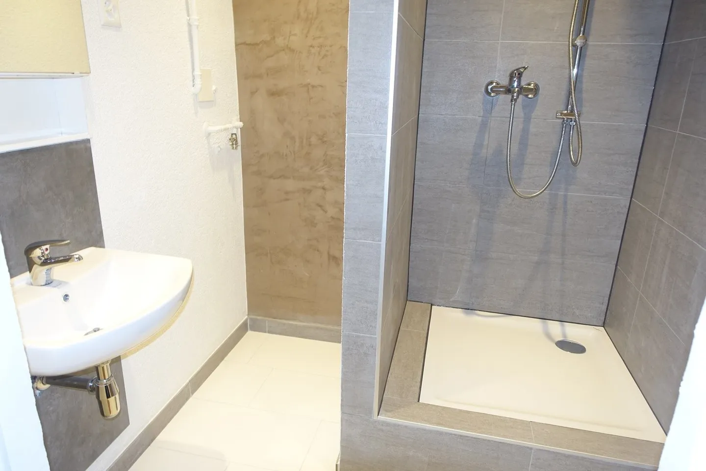 3 MODERN ROOMS CLOSE TO ALL AMENITIES! - Photo 3 of 6