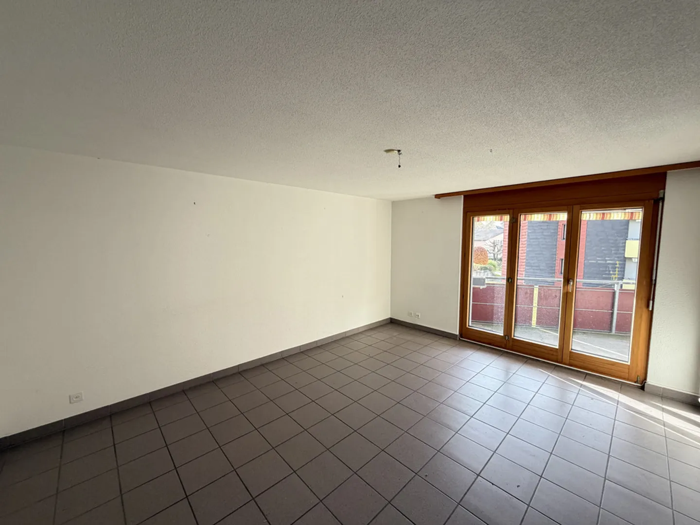 Ruhig nur wenige Schritte von Geschäften entfernt - Foto 2 von 8