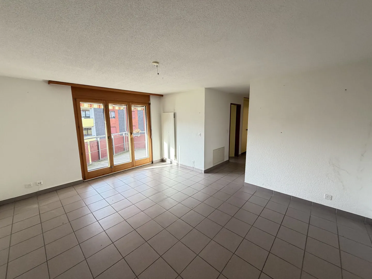 Ruhig nur wenige Schritte von Geschäften entfernt - Foto 3 von 8