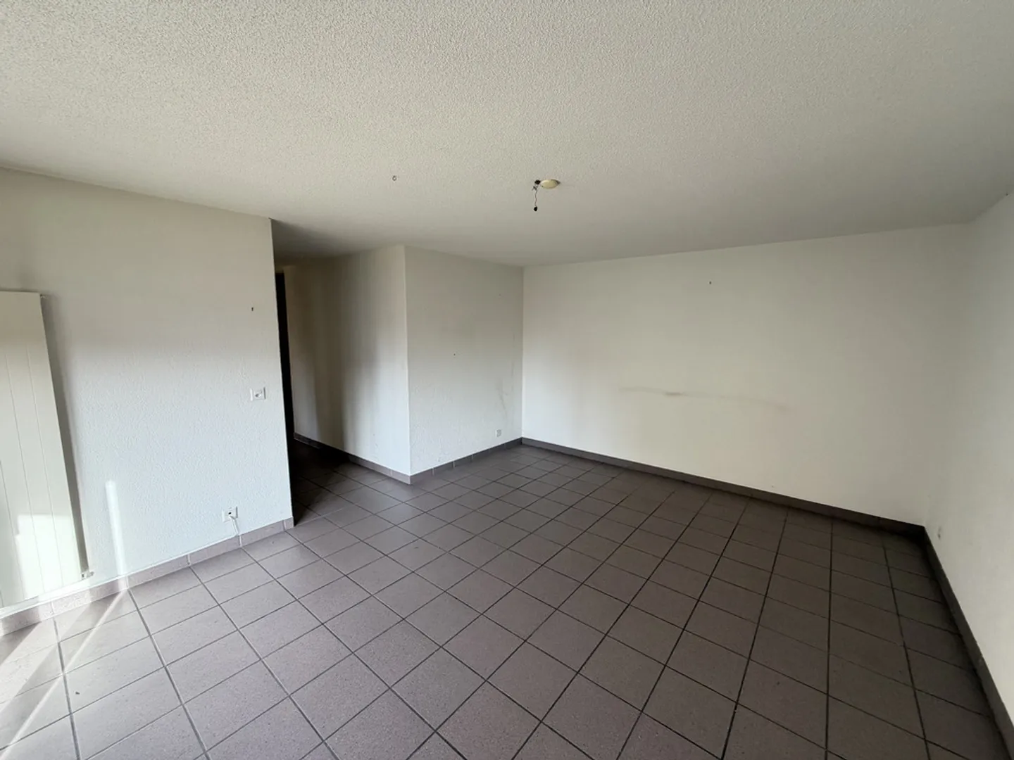 Ruhig nur wenige Schritte von Geschäften entfernt - Foto 4 von 8