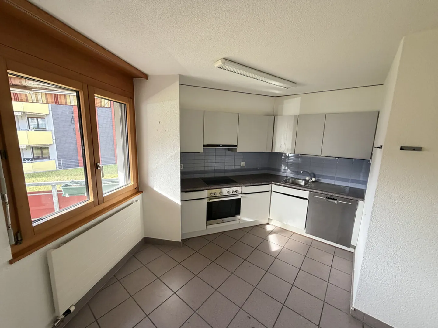 Ruhig nur wenige Schritte von Geschäften entfernt - Foto 5 von 8