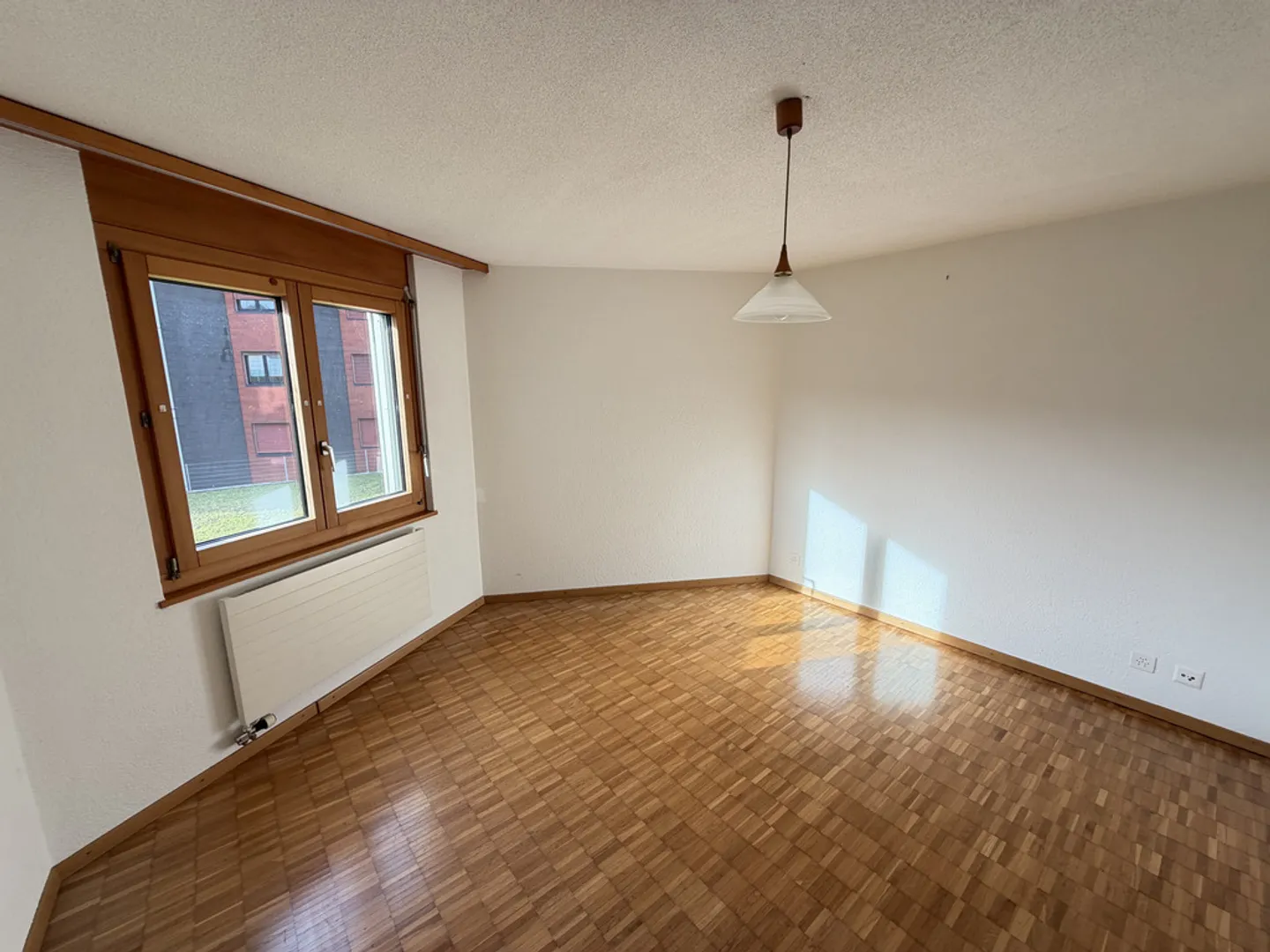 Ruhig nur wenige Schritte von Geschäften entfernt - Foto 6 von 8