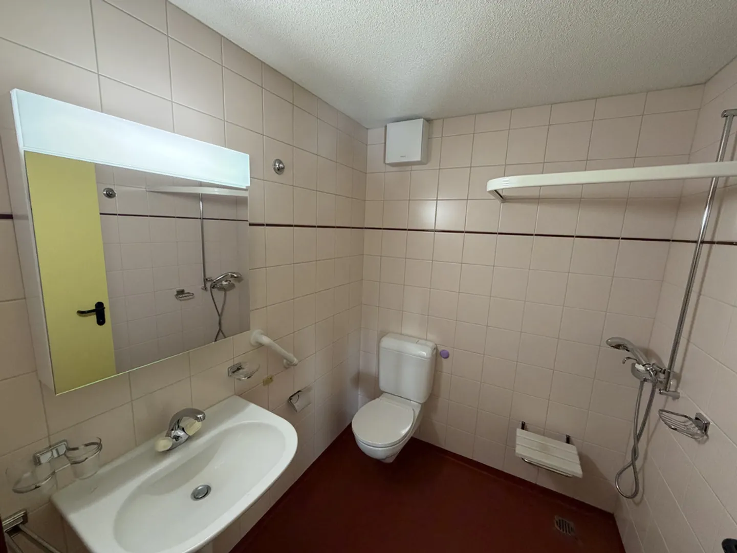 Ruhig nur wenige Schritte von Geschäften entfernt - Foto 7 von 8