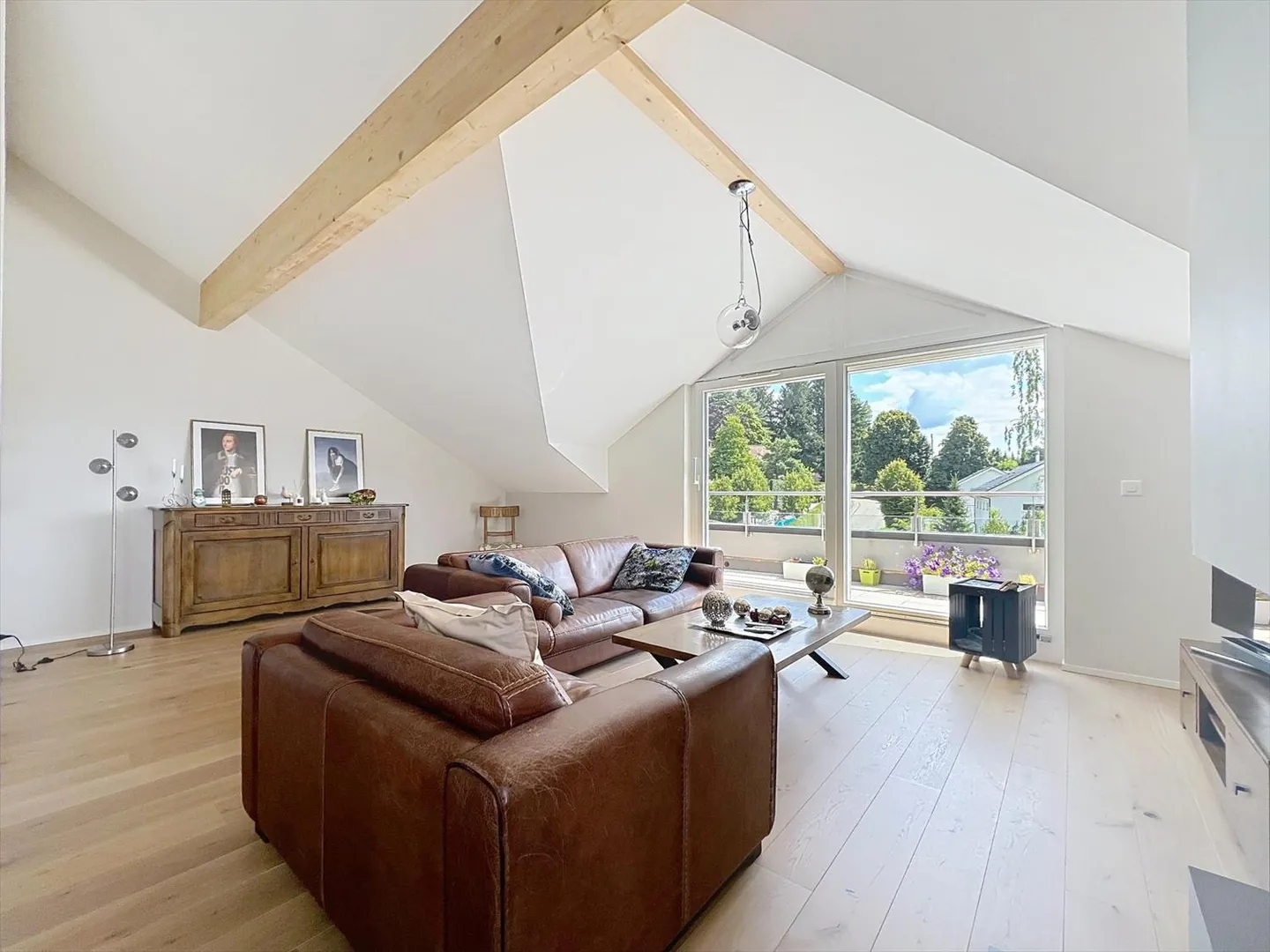 Prächtiges Dachgeschoss mit gemeinsamem baumgesäumtem Park - Foto 1 von 7