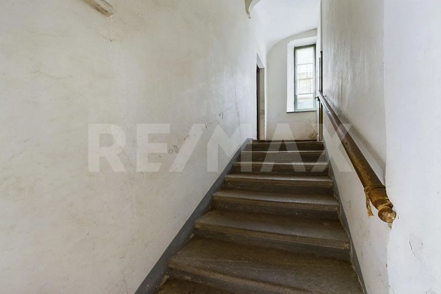 Antikes Wohnhaus mit Dachboden und kleinem Innenhof/Garten, zu renovieren - Foto 3 von 10