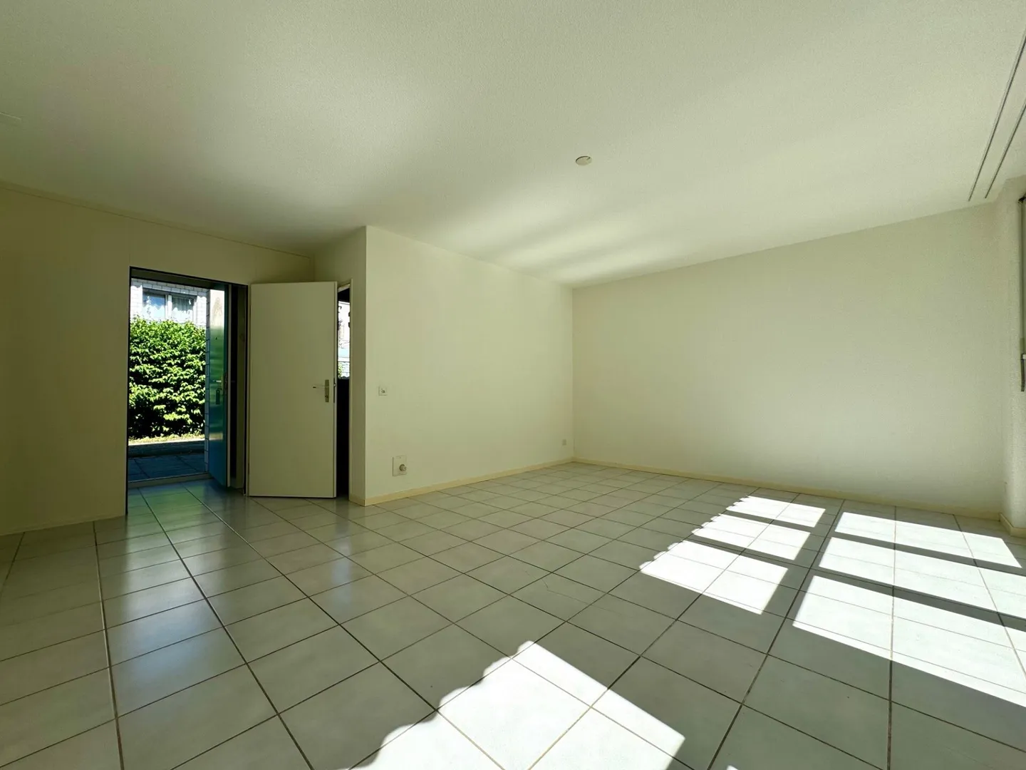 Itingen / Appartement au rez-de-chaussée de 4,5 pièces à gauche - Photo 4 sur 8