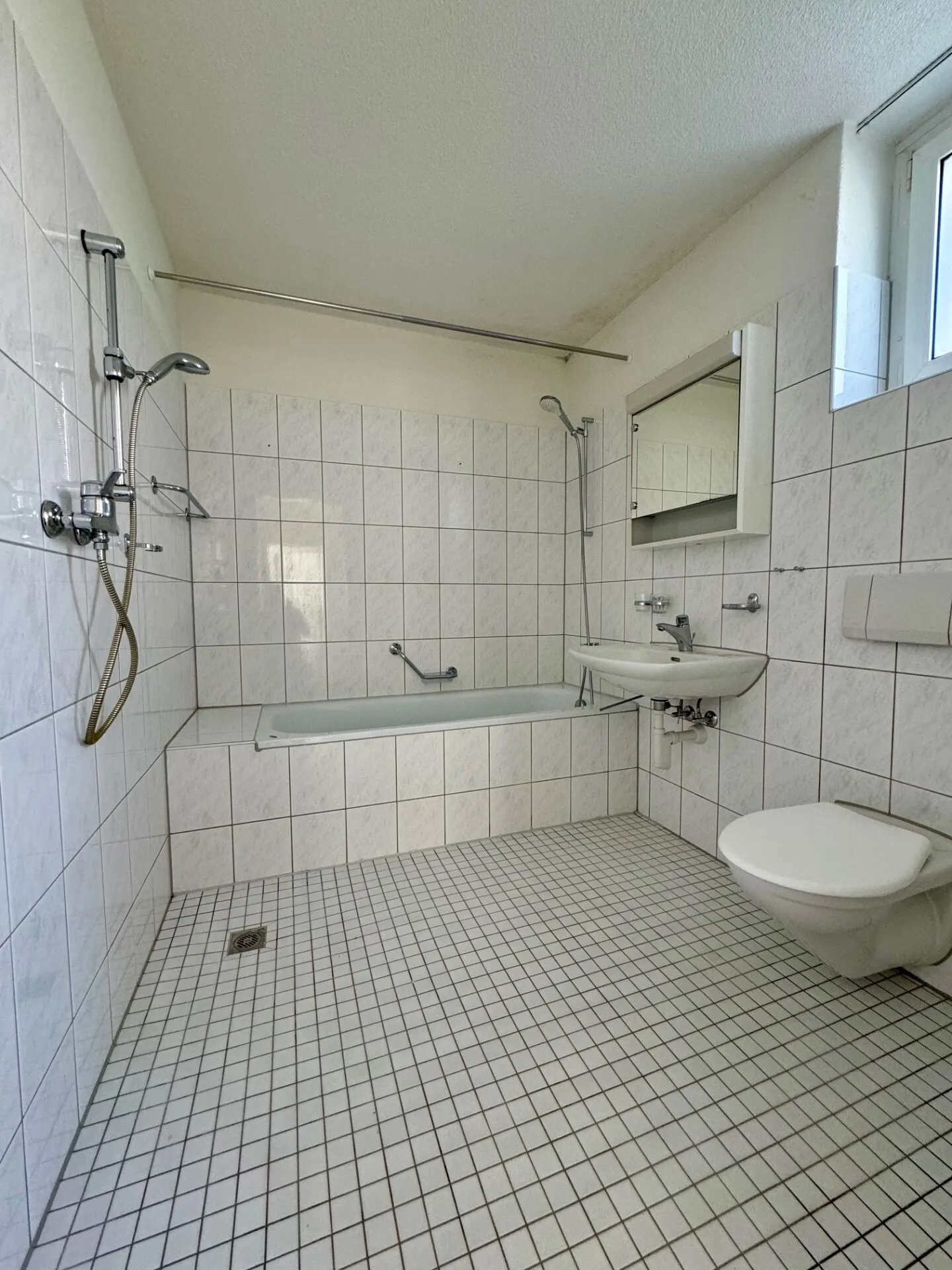 Itingen / Appartement au rez-de-chaussée de 4,5 pièces à gauche - Photo 5 sur 8