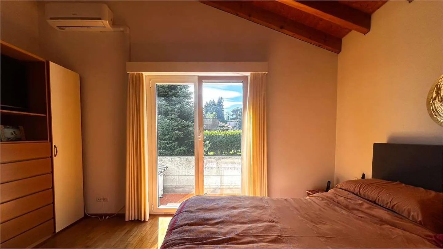 Exklusive Villa mit Garten und offener Aussicht - Foto 9 von 13