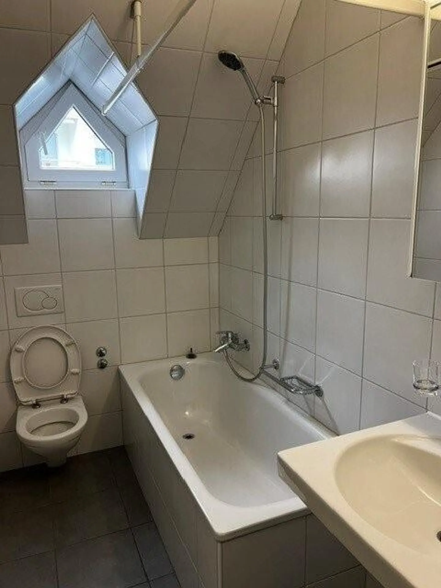 Grosszügige und helle 4-Zimmerwohnung in Zürich - Foto 2 di 6