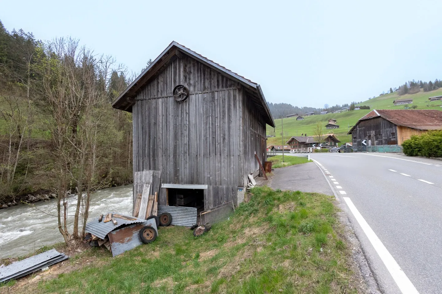 Fienile senza acqua e elettricità direttamente sulla strada principale - Foto 2 di 4