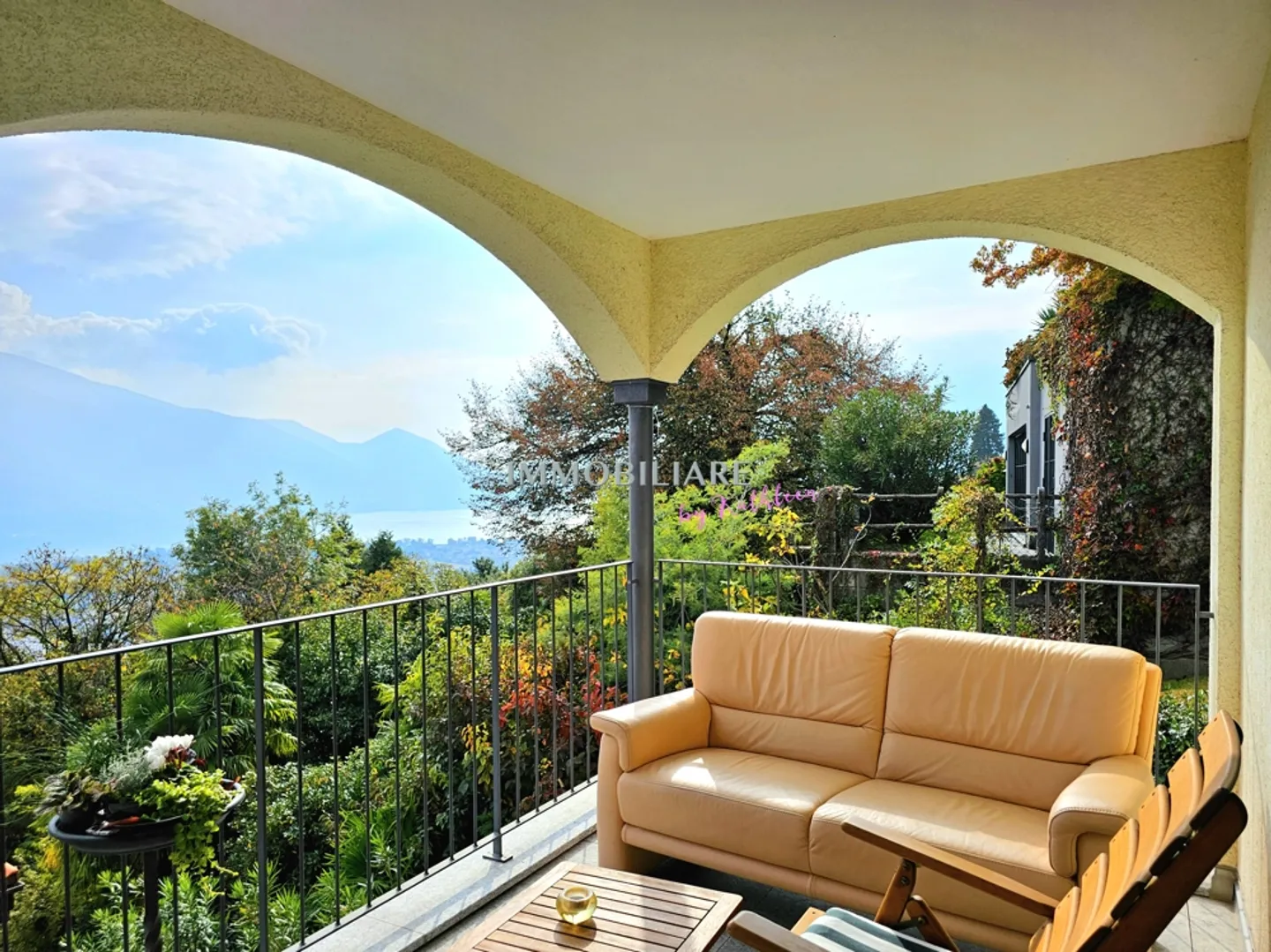 Duplex : 2 grandes terrasses, part de jardin, vue sur le lac, piscine, résidence principale - Photo 3 sur 18