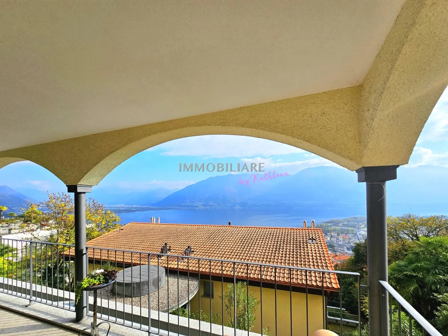 Duplex : 2 grandes terrasses, part de jardin, vue sur le lac, piscine, résidence principale - Photo 6 sur 18