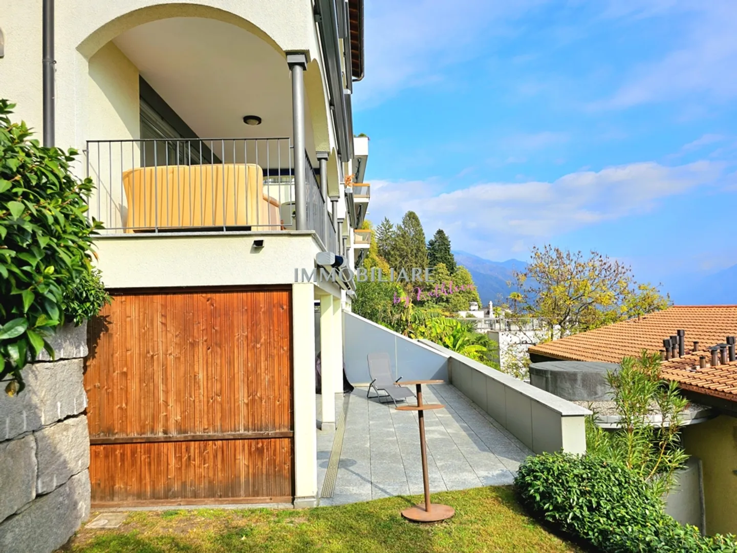 Duplex : 2 grandes terrasses, part de jardin, vue sur le lac, piscine, résidence principale - Photo 8 sur 18