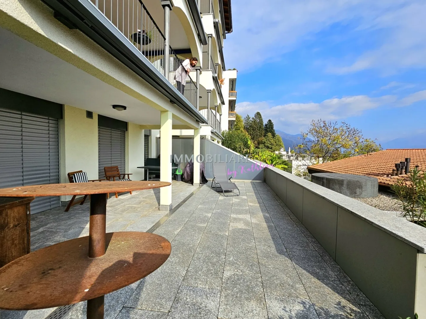 Duplex : 2 grandes terrasses, part de jardin, vue sur le lac, piscine, résidence principale - Photo 13 sur 18
