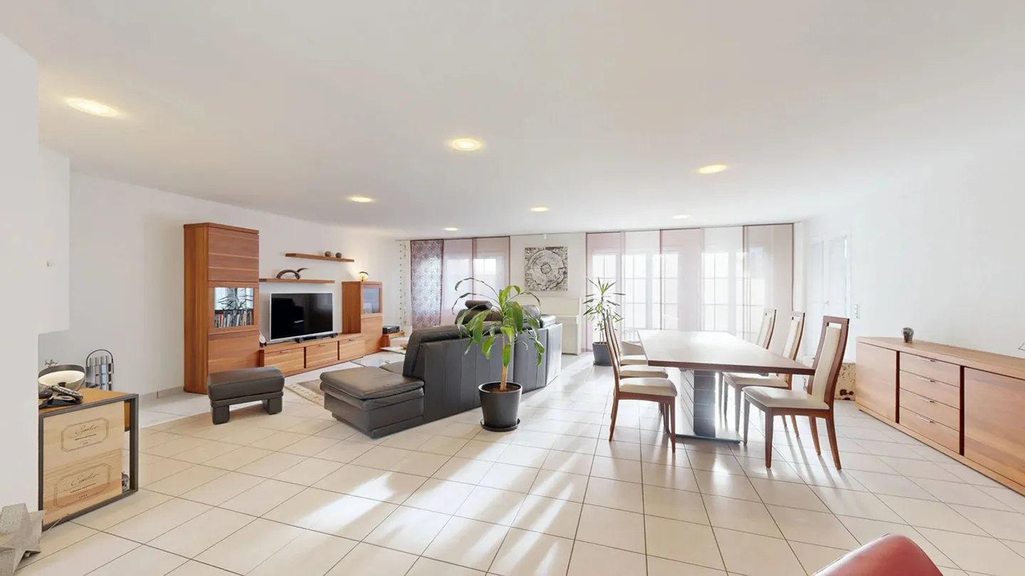 Family-friendly 5.5-room semi-detached house with fireplace and sauna - Photo 2 of 23