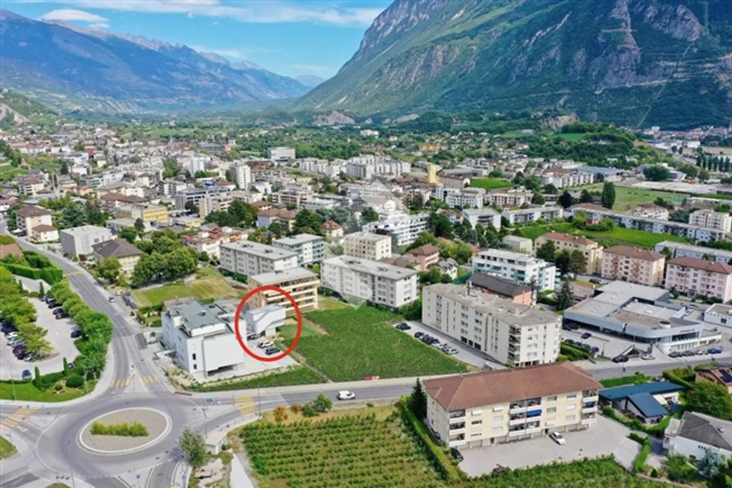 Unique and Unconventional. Designed by the Manufacturer for Him. - Photo 6 of 13