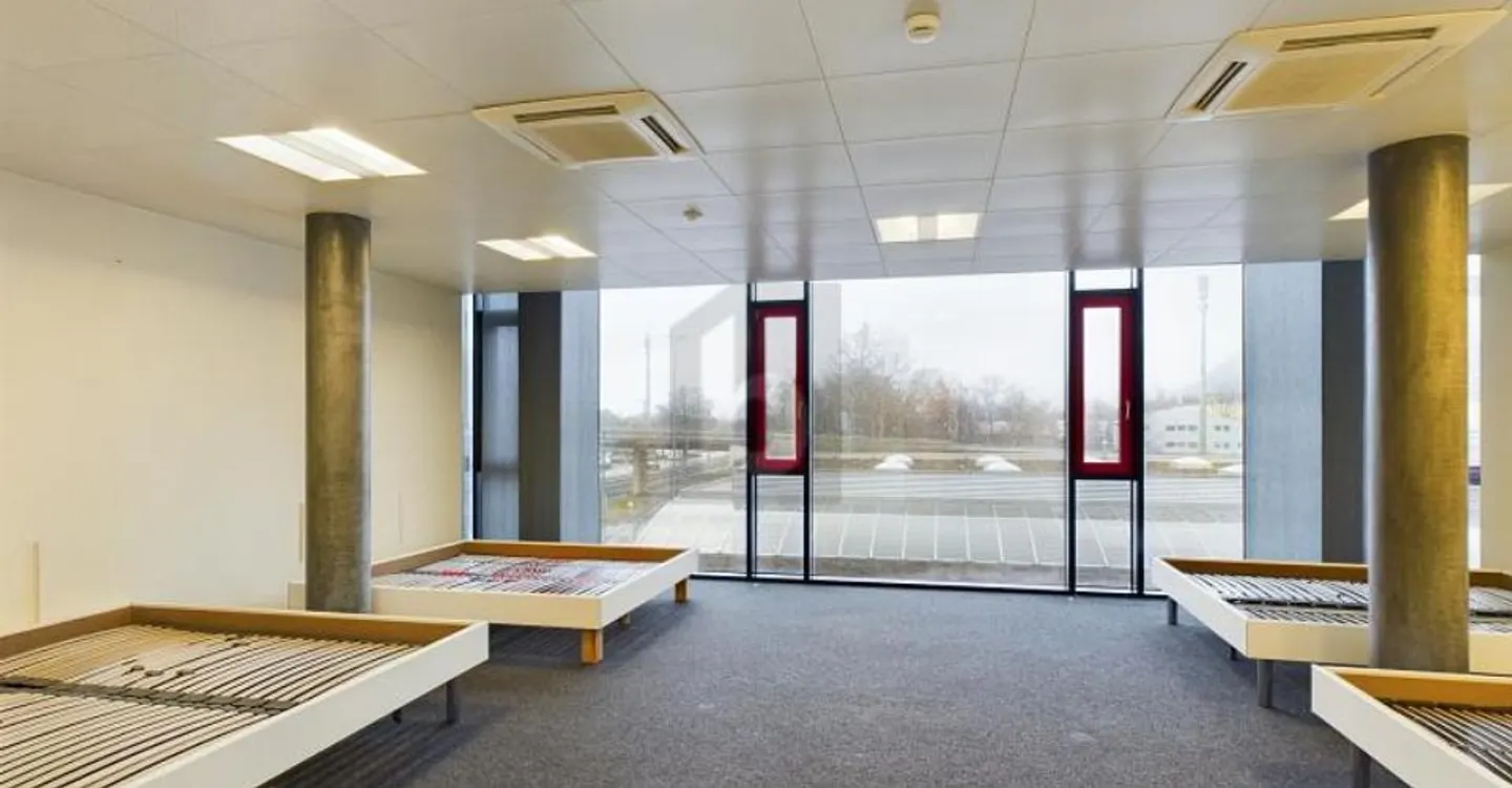 MODERN, BRIGHT SPACES - Photo 4 of 6