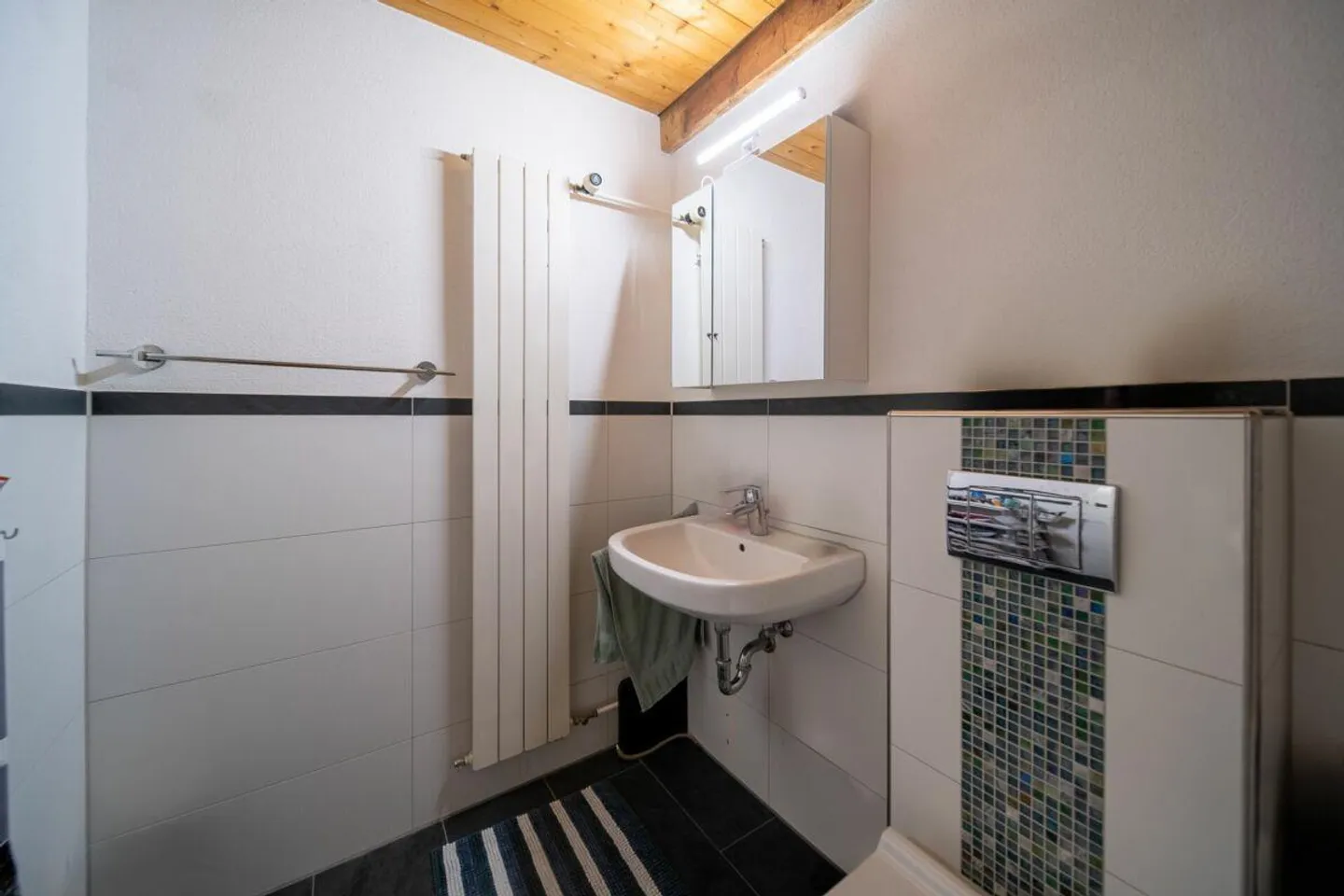 Spacious living on two floors with garden share - Photo 8 of 12