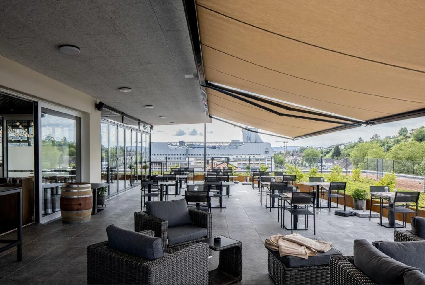 Rooftop Restaurant/Bar for rent - Photo 2 of 5