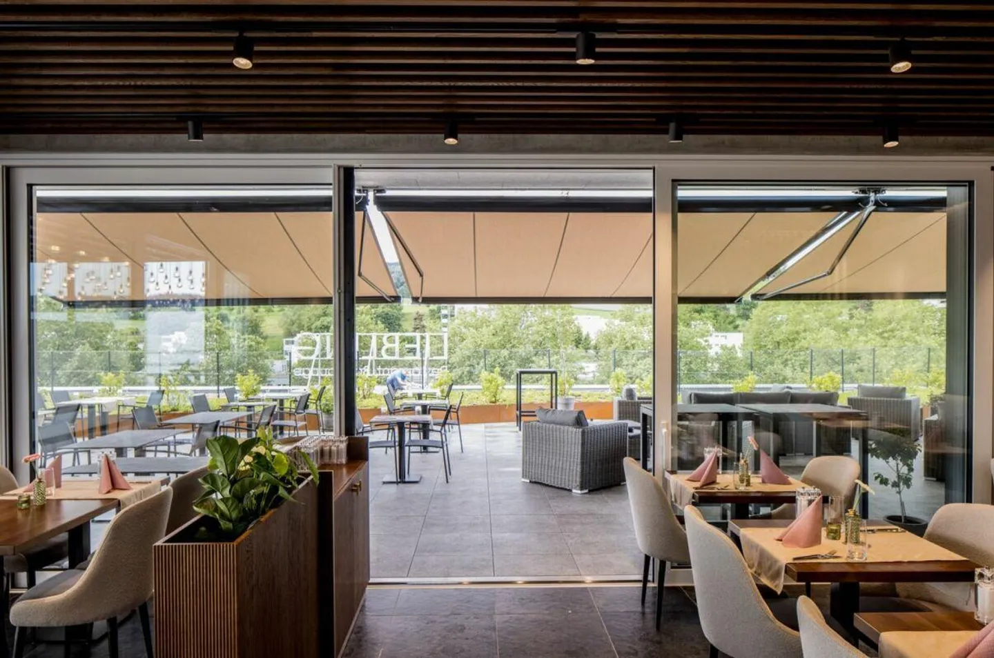Rooftop Restaurant/Bar for rent - Photo 4 of 5