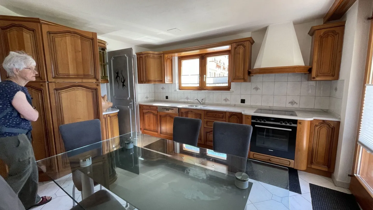 Modern 4.5 room apartment with unobstructed view. 3rd floor southeast with morning and afternoon sun. - Photo 8 of 15