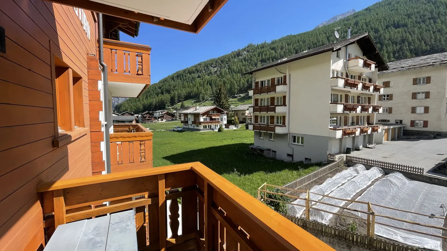 Modern 4.5 room apartment with unobstructed view. 3rd floor southeast with morning and afternoon sun. - Photo 10 of 15