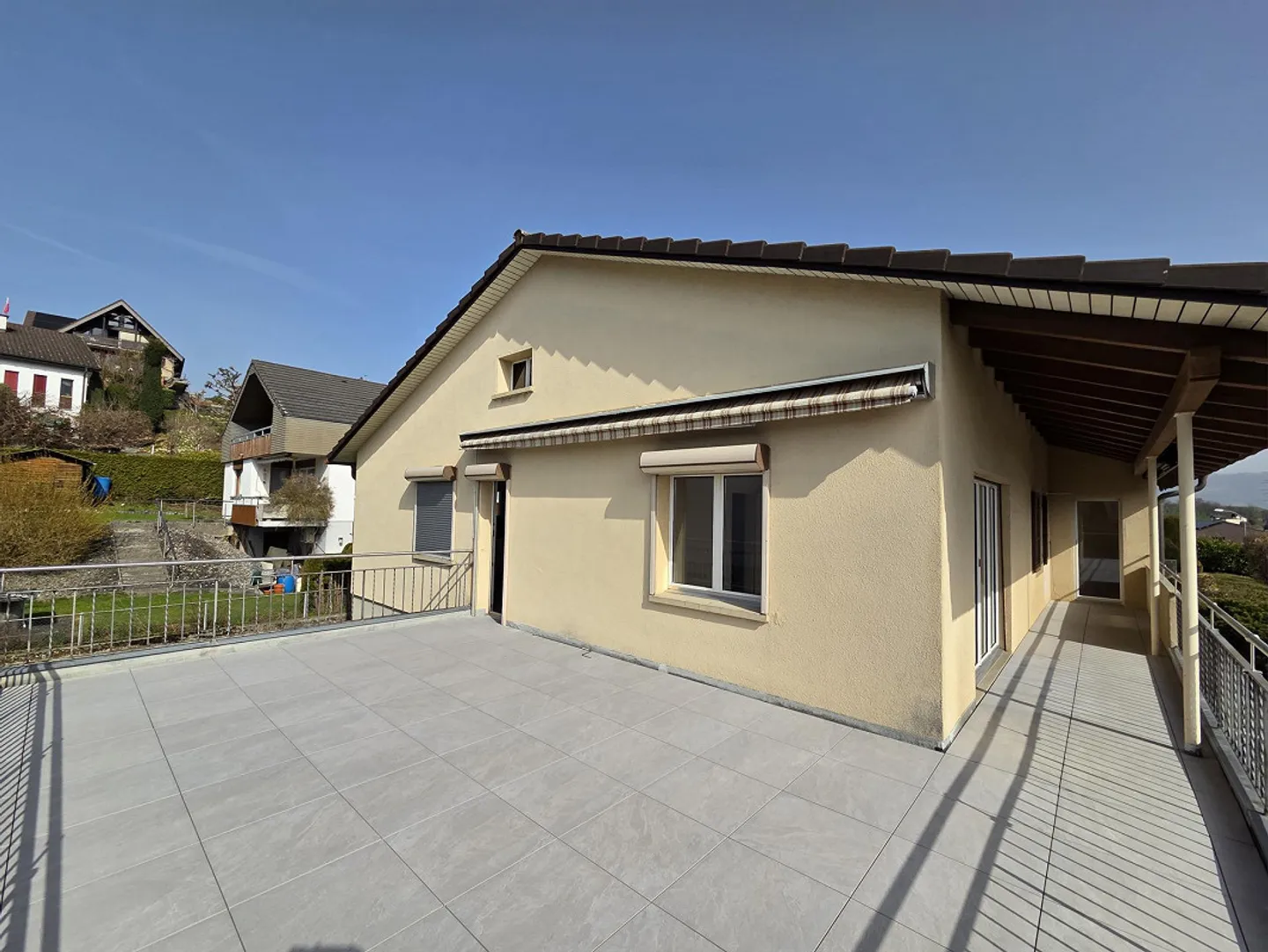 Appartamento ristrutturato di 5,5 stanze con vista spettacolare, a termine limitato - Foto 10 di 13