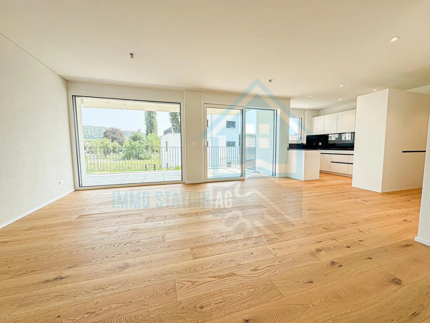 Prima locazione appartamento nuovo 3.5 locali con balcone e attrezzature di alta qualità - Foto 1 di 13