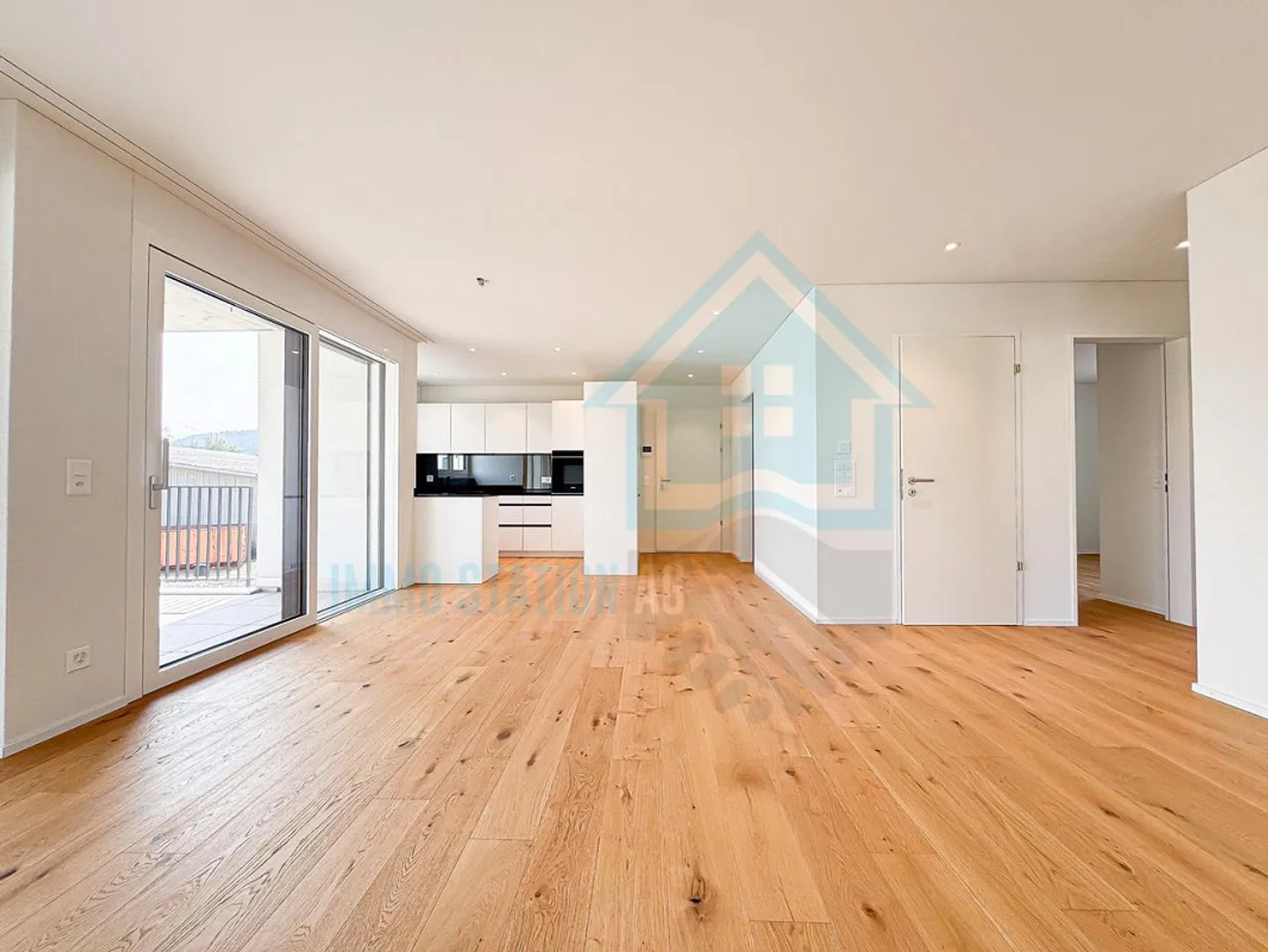 Prima locazione appartamento nuovo 3.5 locali con balcone e attrezzature di alta qualità - Foto 2 di 13