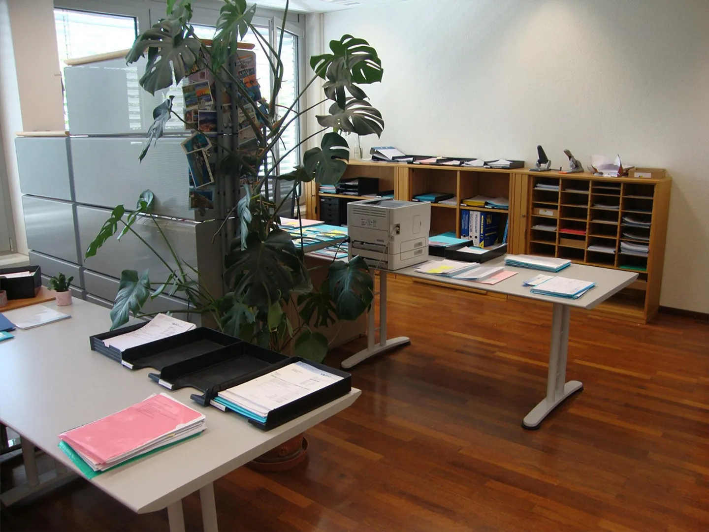 bright office space with large window front - Photo 1 of 3