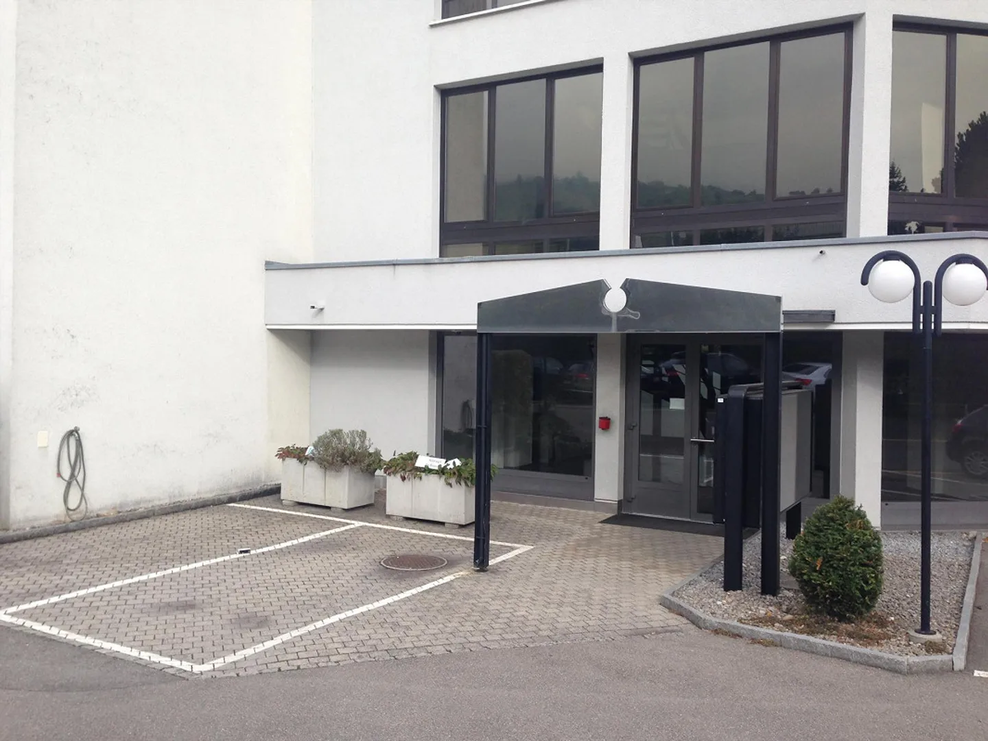 bright office space with large window front - Photo 3 of 3