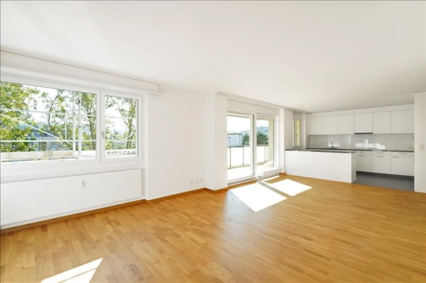 Bright, modern apartment in Binningen - Photo 4 of 12